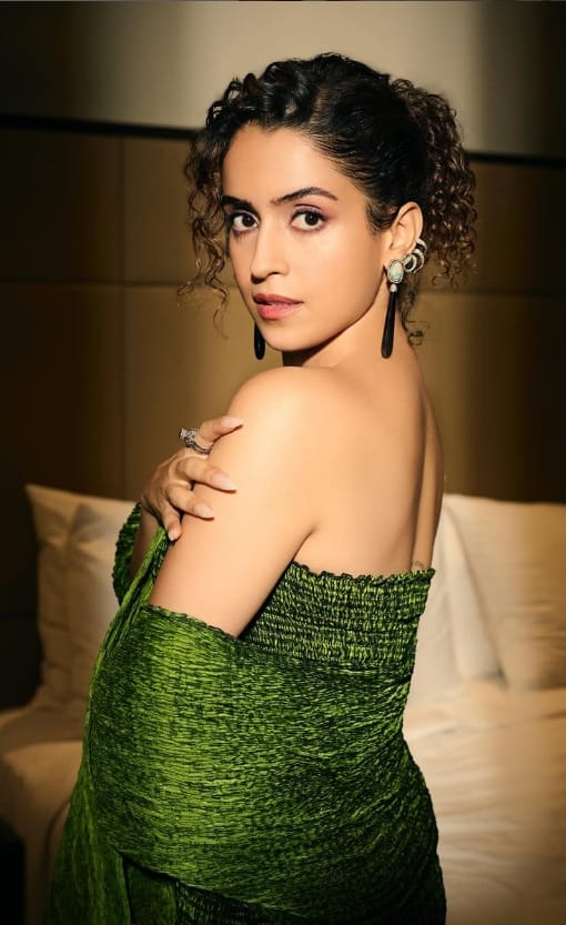 અભિનેત્રી સાન્યાએ ગ્રીન સિમ્પલ ડ્રેસમાં લૂંટી લીધી મહેફિલ