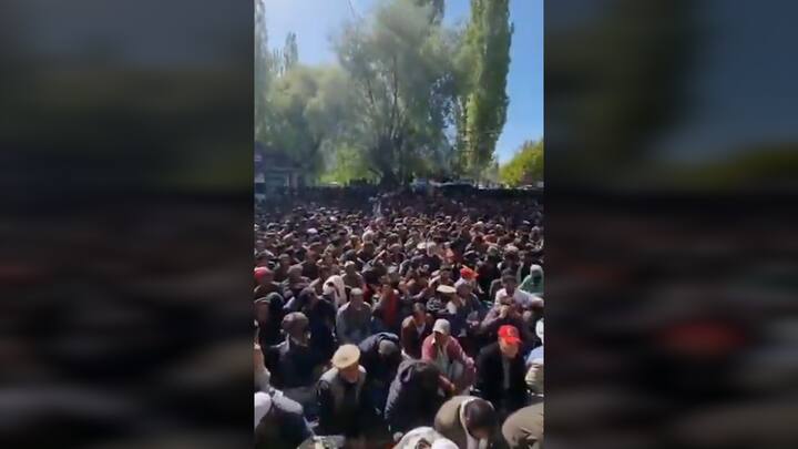 गिलगिटमध्ये नागरिकांनी पाकिस्तान सरकारच्या विरोधात घोषणा दिल्या. या आंदोलनाला इतकी गर्दी झाली होती की मुंगी शिरायलाही जागा नव्हती.
