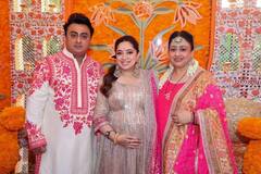 Border 2 की प्रोड्यूसर के बेबी शावर में पहुंचे अभिषेक बच्चन और सारा अली खान, बधाई देते हुए फोटो वायरल