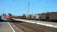 पहले आपकी ट्रेन को साइड में रोककर निकाली जाती थीं मालगाड़ियां, अब कहां चलती हैं ये ट्रेनें?