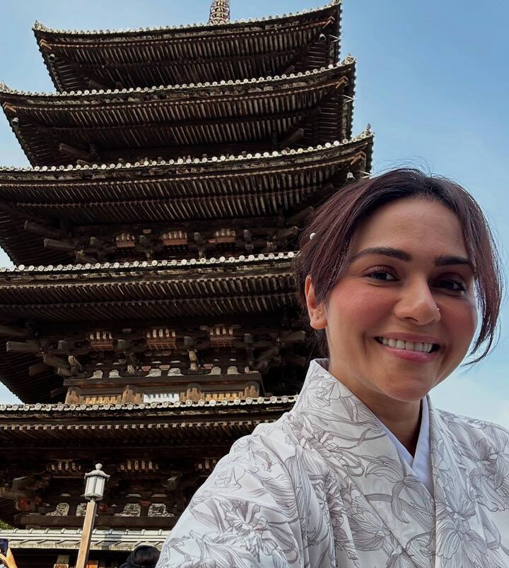 नव्या फोटोमध्ये अमृता जपानचा ट्रॅडिशनल लूक केला आहे.