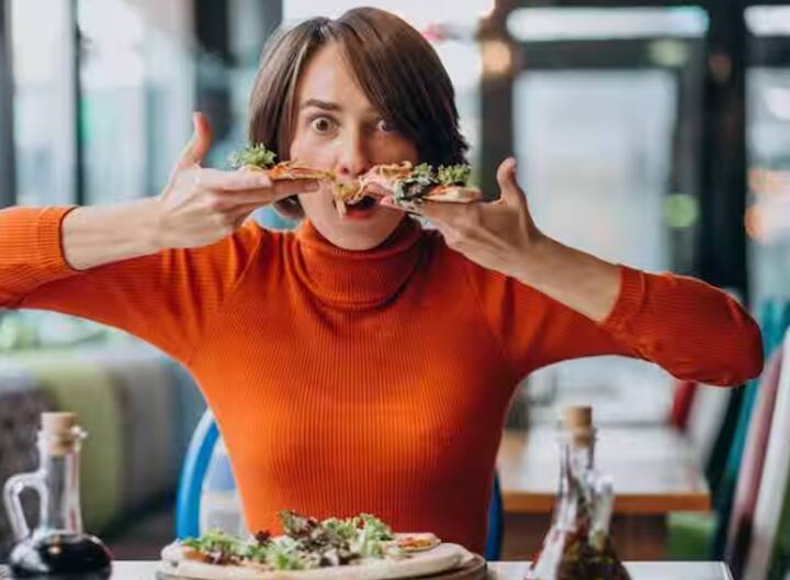 ਜੇਕਰ ਤੁਸੀਂ ਵੀ ਆਪਣਾ ਖਾਣਾ ਦੋ ਤੋਂ ਤਿੰਨ ਮਿੰਟਾਂ ਵਿੱਚ ਖਤਮ ਕਰ ਲੈਂਦੇ ਹੋ, ਪਰ ਕੀ ਤੁਸੀਂ ਜਾਣਦੇ ਹੋ ਕਿ ਅਜਿਹਾ ਕਰਨਾ ਤੁਹਾਡੀ ਸਿਹਤ ਲਈ ਕਿੰਨਾ ਨੁਕਸਾਨਦੇਹ ਹੋ ਸਕਦਾ ਹੈ। ਕਈ ਖੋਜਾਂ ਤੋਂ ਪਤਾ ਲੱਗਿਆ ਹੈ ਕਿ ਖਾਣਾ ਖਾਣ ਵਿੱਚ ਜਲਦੀ ਕਰਨ ਨਾਲ ਪਾਚਨ ਪ੍ਰਣਾਲੀ, ਭਾਰ ਅਤੇ ਮਾਨਸਿਕ ਸਿਹਤ 'ਤੇ ਅਸਰ ਪੈਂਦਾ ਹੈ। ਤਾਂ ਆਓ ਜਾਣਦੇ ਹਾਂ ਕਿ ਸਾਨੂੰ ਆਪਣਾ ਭੋਜਨ ਕਿੰਨੀ ਹੌਲੀ-ਹੌਲੀ ਖਾਣਾ ਚਾਹੀਦਾ ਹੈ...