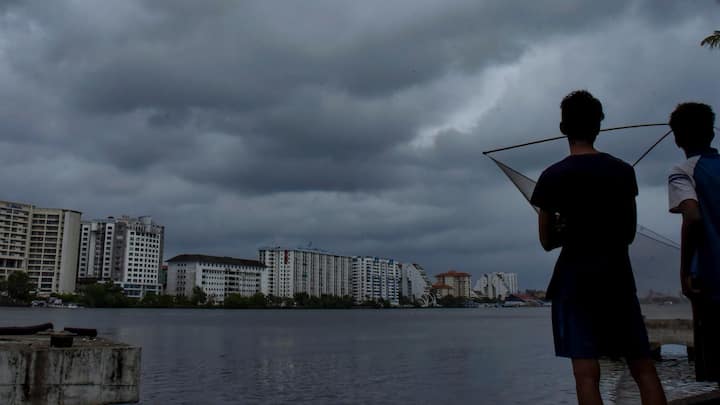এই জেলাগুলিতে বজ্রবিদ্যুৎ সহ হালকা মাঝারি বৃষ্টির সঙ্গে দমকা ঝড়ো হাওয়া ৬০ কিলোমিটার পর্যন্ত গতিবেগে বইতে পারে।
