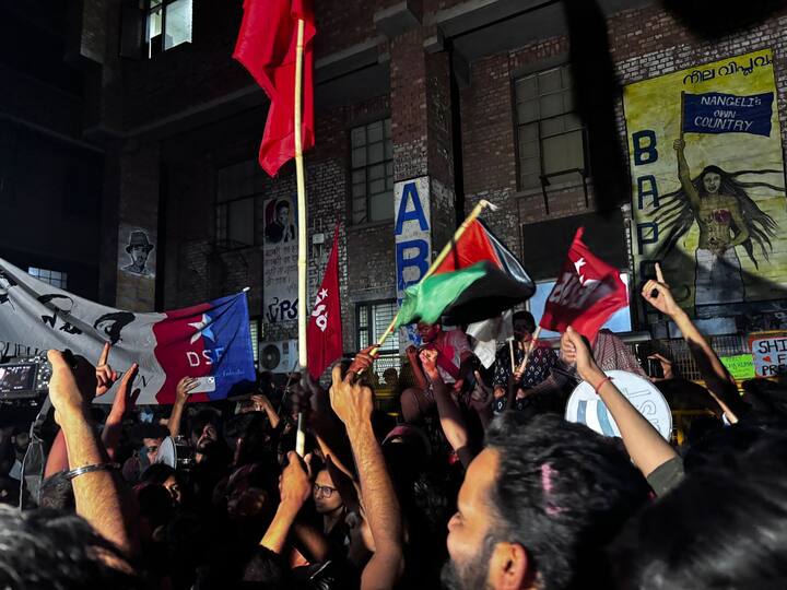 जेएनयू छात्र संघ के महामंत्री पद का चुनाव जीती मुंतहा फातिमा बिहार से हैं. उन्होंने जीत के बाद ‘जय फिलिस्तीन’ के नारे लगाए और फिलिस्तीन का झंडा भी लहराया. ABP News के सवाल पर मुंतहा ने कहा, फिलिस्तीन में नरसंहार हो रहा है. दुनिया में जब भी कहीं जुल्म हुआ है, जेएनयू हमेशा खड़ा हुआ है.