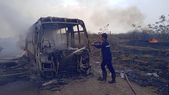 बसला आग लागल्याचे लक्षात येताच चालकाने तात्काळ प्रसंगावधान दाखवत बस थांबवली आणि सर्व प्रवाशांना सुखरूप खाली उतरवले. त्यामुळे कोणतीही जीवितहानी झालेली नाही