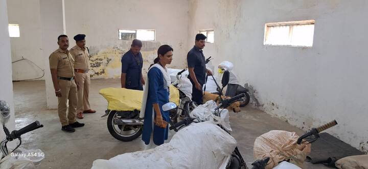 हल्ल्याच्या पार्श्वभूमीवर रेल्वे सुरक्षा दल अलर्ट मोडवर आले आहेत. उन्हाळी सुट्ट्यामुळे रेल्वेमध्ये प्रवाशांची वाढ झाली असून सर्व रेल्वेगाड्या हाउसफुल आहेत.