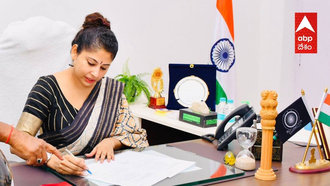 IAS smita Sabharwal respnded on her transfer with Bhagavad gita quote IAS Smita Sabharwal on Transfer: 'కర్మణ్యే వాధికారస్తే మా ఫలేషు కదాచన'- బదిలీపై భగవద్గీత సందేశంతో సమాధానం ఇచ్చిన స్మిత IAS