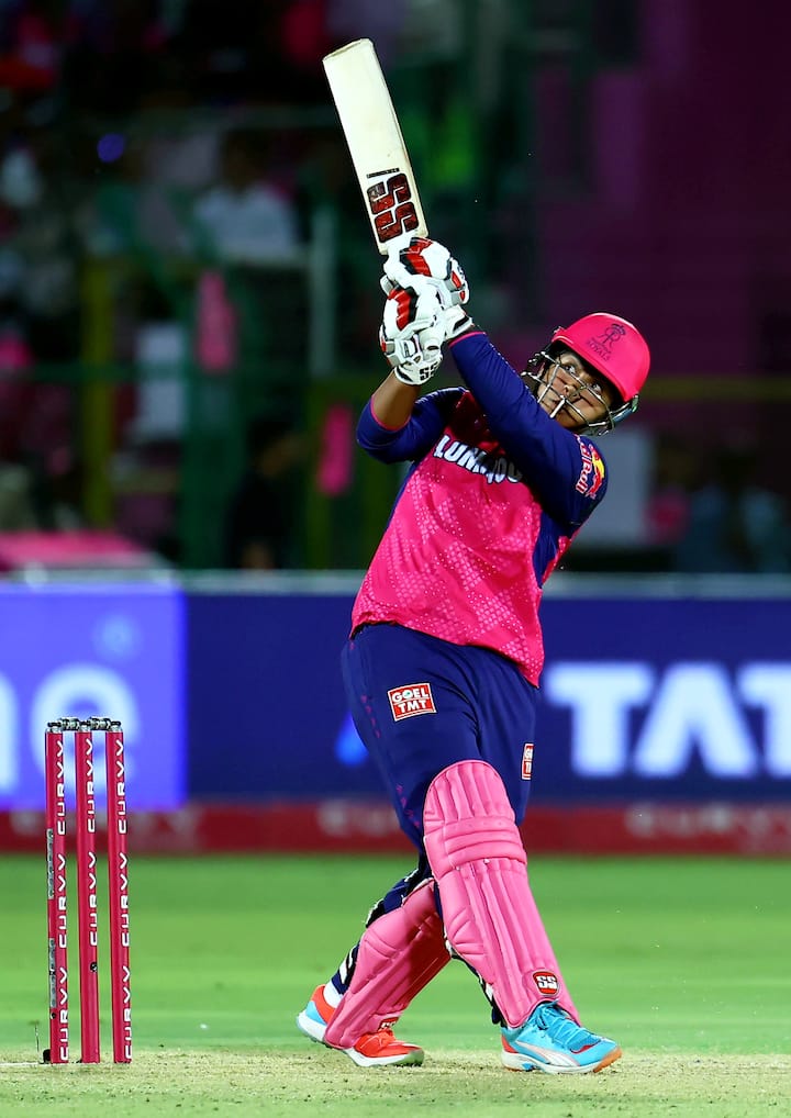 14 साल के वैभव ने जब से आईपीएल में कदम रखा है, वो इतिहास ही रच रहे हैं. वैभव ने लखनऊ के खिलाफ आईपीएल में डेब्यू किया था. वह इस दौरान सबसे कम उम्र में आईपीएल में खेलने वाले खिलाड़ी बन गए थे.