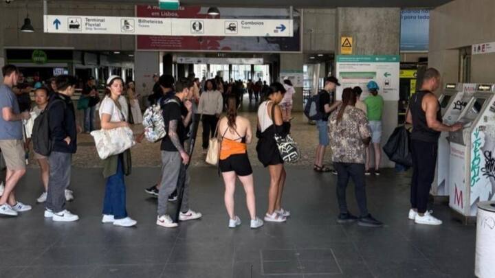 Panicked customers queued outside banks and ATMs in Madrid and other Spanish cities to take out cash. (X@mrshelby101)