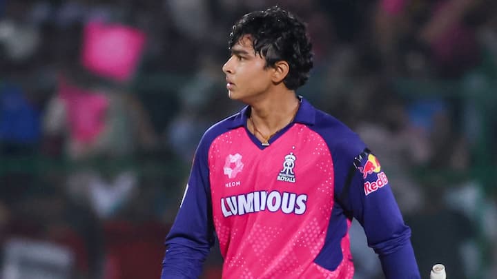 ১৪ বছর ৩২ দিন, হ্যাঁ এত কম বয়সেই আইপিএলে গতকাল শতরান হাঁকান বৈভব সূর্যবংশী।