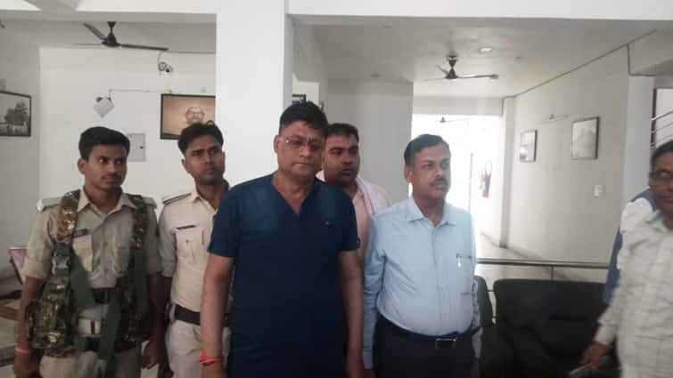 Bihar Vigilance Arrested Executive Engineer Ajay Kumar While Taking 2 Lakh Rupees Bribe in Motihari ANN मोतिहारी में कार्यपालक अभियंता रिश्वत लेते गिरफ्तार, निगरानी की टीम ने 2 लाख रुपये लेते पकड़ा