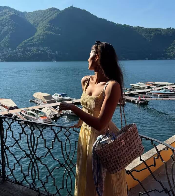 આ ફોટામાં અનન્યા મેકઅપ વગરના લુકમાં જોવા મળી રહી છે. તેણીએ વાળ ખુલ્લા રાખ્યા છે અને એક મોટી હેન્ડબેગ પણ રાખી છે.