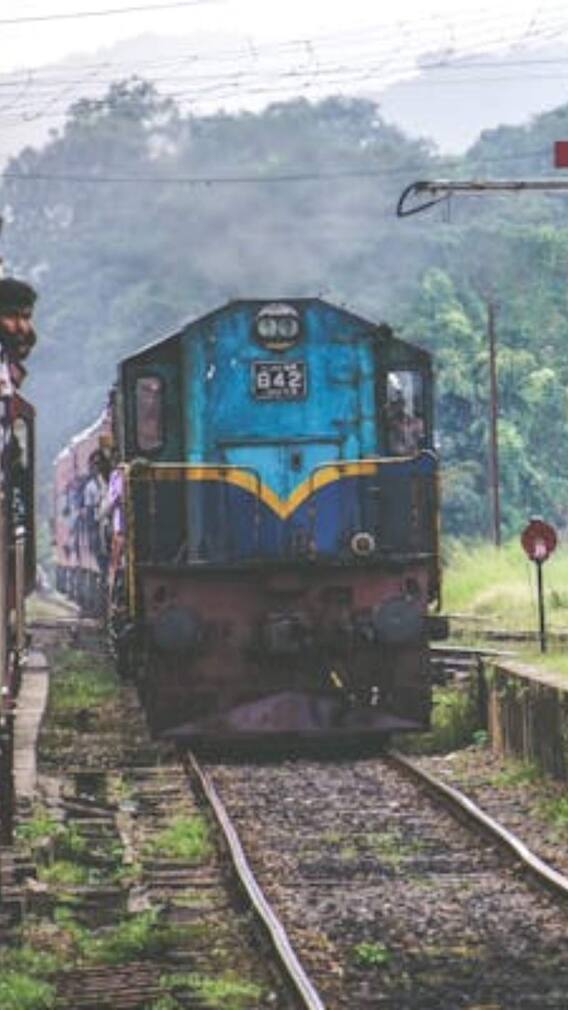ये है दुनिया की सबसे लंबी ट्रेन, 'शेषनाग' जैसी आती है नजर
