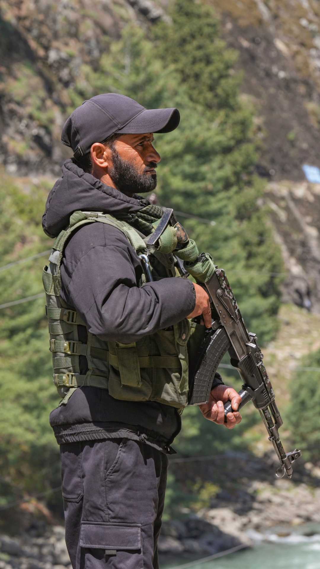 पहलगाम में हुए बड़े आतंकी हमले के दो दिन बाद कश्मीर में सेना ने दो आतंकवादी मारे