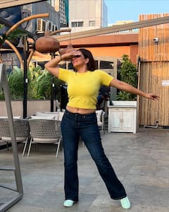 येलो टॉप में मोनालिसा ने कराया फोटोशूट, फैंस बोले- 'आप हमारे दिलों की रानी'