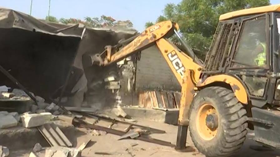 Demolition Operation: એક વ્યકિત દીઠ 10થી 15 હજાર વસૂલતો લાલા બિહારી, આ રીતે ઉભું કર્યું કરોડોનું સામ્રાજ્ય Massive Demolition Operation at Chandola Talav in Ahmedabad by AMC and Police Demolition Operation: એક વ્યકિત દીઠ 10થી 15 હજાર વસૂલતો લાલા બિહારી, આ રીતે ઉભું કર્યું કરોડોનું સામ્રાજ્ય