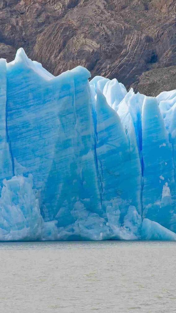 पानी के अंदर मौजूद ग्लेशियर की बर्फ नीली क्यों होती है