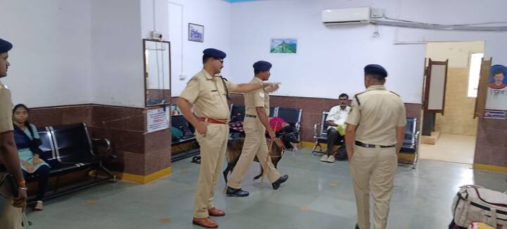 पहलगाम हल्ल्यानंतर देशभरातील महत्त्वाच्या ठिकाणांवर हाय अलर्ट जारी करण्यात आला असून मुंबईसह अनेक ठिकाणी पोलिसांकडून चेकींग आणि कोम्बिंग ऑपरेशन सुरू असल्याचे दिसून येते.