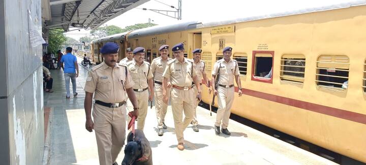 मध्य रेल्वेच्या पुणे विभागाच्या अखत्यारीत येणारे मिरज जंक्शन हे देखील संवेदनक्षम जंक्शन आहे. तसेच हे जंक्शन महाराष्ट्र आणि कर्नाटकच्या सीमेवर येत असल्यामुळे या जंक्शन मध्ये रेल्वे सुरक्षा दलाने सुरक्षेत वाढ केलीये.