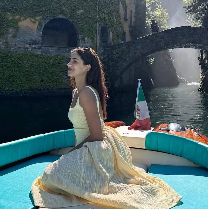 અનન્યા પાંડેએ તેના ઇન્સ્ટાગ્રામ એકાઉન્ટ પર તેના વેકેશનના ફોટા શેર કર્યા છે. તે તસવીરોમાં અલગ અલગ સ્થળોએ જોવા મળી હતી.અનન્યાની આ તસવીરો ઇટાલીની છે. જ્યાં તે તેના વ્યસ્ત શેડ્યૂલ વચ્ચે તેની બહેન સાથે ક્વોલિટી ટાઇમ સ્પેન્ડ કરી રહી છે. આ ફોટામાં અભિનેત્રી ખૂબ જ શાનદાર અને સ્ટાઇલિશ લાગી રહી હતી. અભિનેત્રીએ યલો કલરનો ફ્લેરડ ડ્રેસ પહેર્યો છે.