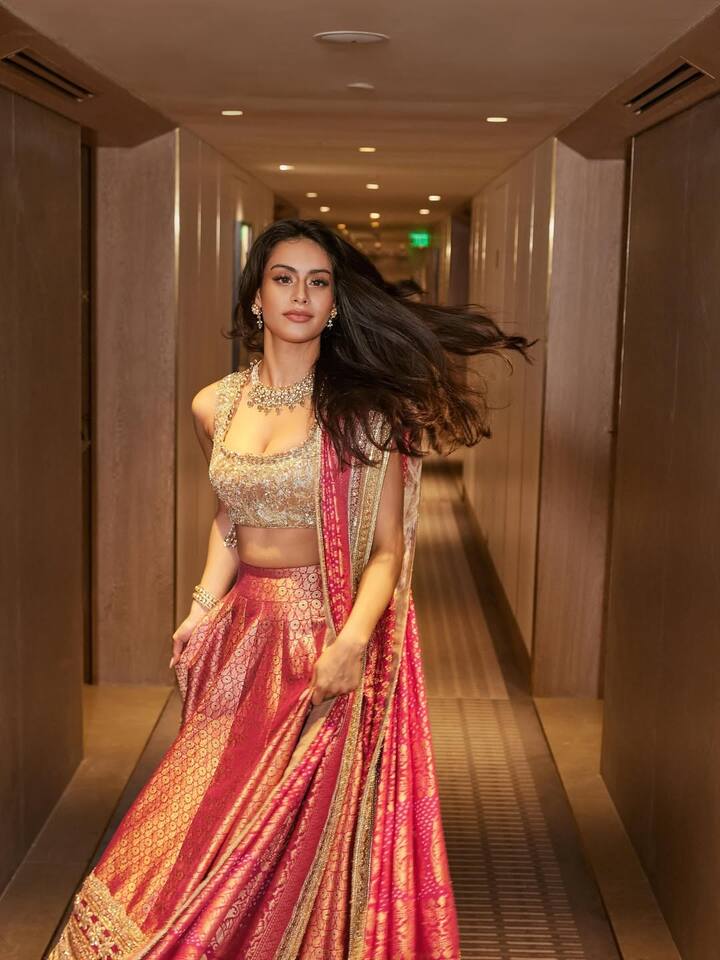 न्यासा ने अपना ये ट्रेडिशनल लुक खुले कर्ली बालों, सेटल मेकअप, गले में हैवी नेकलेस और हाथो में दो कंगन पहनकर पूरा किया. सोशल मीडिया पर हर कोई उनके इस लुक की तारीफ करता दिखा.