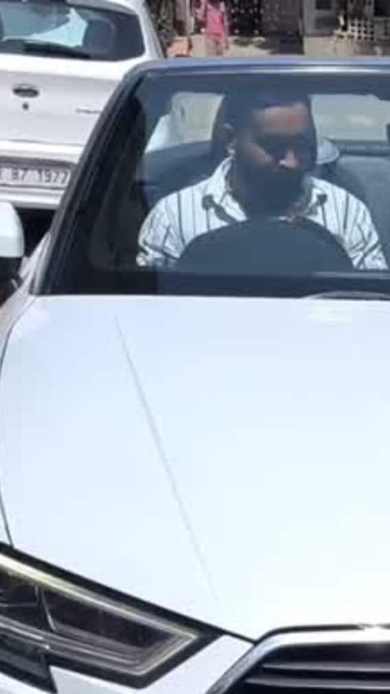 Audi कार से दूध बेचने जाता है ये दूधिया