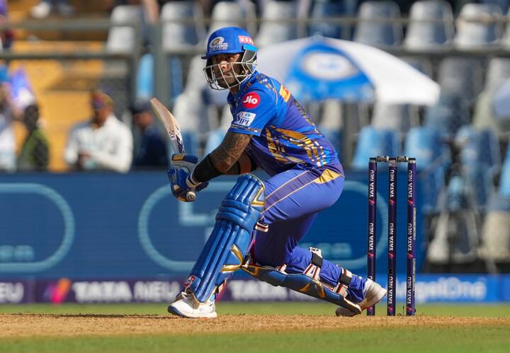 आईपीएल में सबसे तेज 200 रन चेज करने के मामले में तीसरे नंबर पर मुंबई इंडियंस है. मुंबई ने यह कारनामा आरसीबी के खिलाफ साल 2023 में किया था. मुंबई ने सिर्फ 16.3 ओवर में ही 200 रनों के लक्ष्य को हासिल कर लिया था.