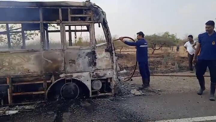 आग लागल्यानंतर काही मिनिटांतच संपूर्ण बस जळून खाक झाली. या घटनेमुळे परिसरात काही काळ खळबळ उडाली होती.