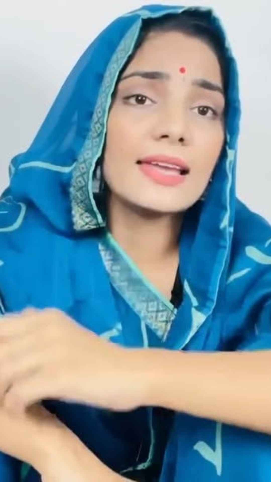 इसी बीच जम्मू-कश्मीर के पहलगाम में हुए आतंकी हमले के बाद लोक गायिका नेहा सिंह राठौर चर्चा में हैं