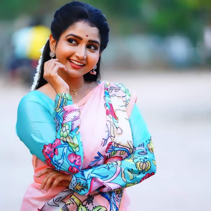 యాక్టింగ్ మానేసి ఇంట్లో ఉండి చదువుకుని, ఉద్యోగం చేస్తే నా వాళ్లు నాకు హారతి పడతారు. యాక్టింగ్ వాళ్లకు ఇష్టంలేదు. అలాగని వద్దని చెప్పలేదు, సపోర్ట్ కూడా చేయలేదని చెప్పుకొచ్చింది