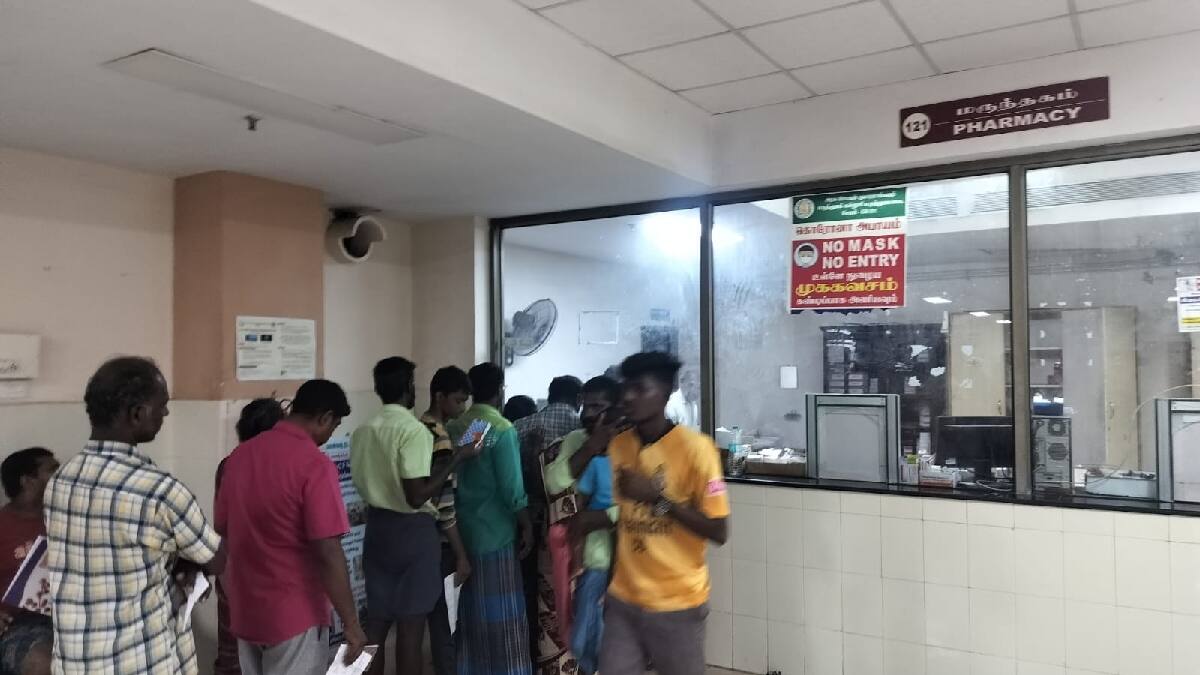 மதுபோதையில் மாத்திரைகளை மாற்றிக்கொடுத்த ஊழியர் - அரசு மருத்துவமனையில் நடந்த அவலம்