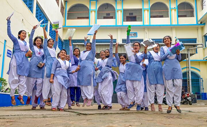 পুরনো নিয়মে এ বছরই শেষ উচ্চ মাধ্যমিক পরীক্ষা। এবার শুরু হচ্ছে সেমিস্টার পদ্ধতি। অর্থাৎ বছরে দুবার হবে পরীক্ষা। 