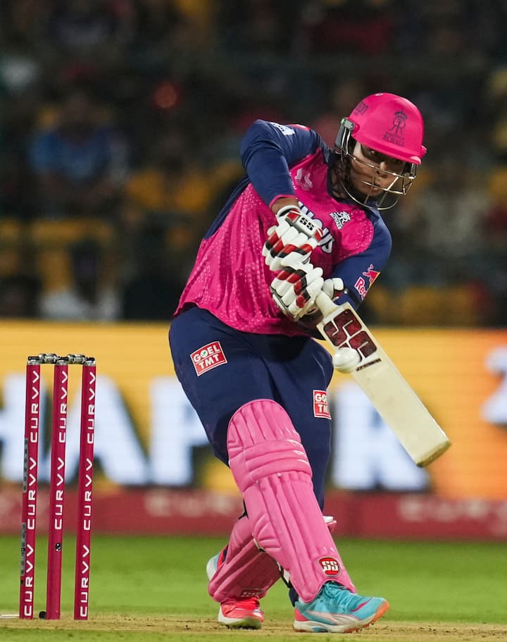 वैभव पर लगे एज फ्रॉड के आरोप पर उनके पिता संजीव सूर्यवंशी ने जवाब दिया. उन्होंने कहा कि जब वैभव 8 साल के थे तब उनका ऑफिशियल बोन टेस्ट हुआ था. उन्होंने बताया कि यह टेस्ट बीसीसीआई द्वारा प्रमाणित है. यह टेस्ट युवा खिलाड़ियों के उम्र की जांच के लिए ही होता है.