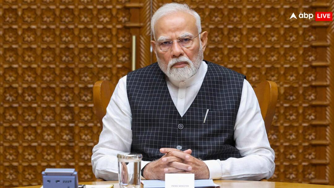 Pahalgam terror attack bjp attacks congress over pm modi poster without head on x post gaurav bhatia कांग्रेस ने PM Modi को दिखाया 'गायब' तो भड़की BJP- 'आतंक का सामना बिरयानी से नहीं गोलियों से होगा'