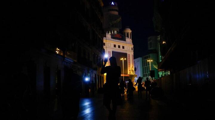 Subway systems were knocked offline, leaving commuters stranded in darkened stations. Drivers were advised to stay off the roads due to traffic jams caused by malfunctioning traffic lights. (X@nathaniel1975)