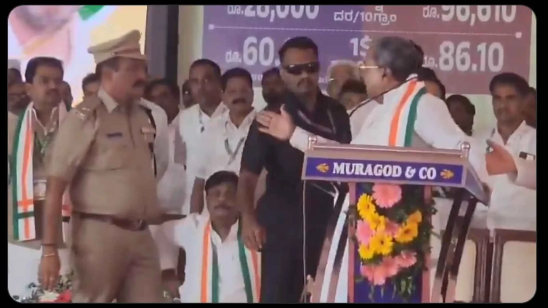 Siddaramaiah: బహిరంగసభ వేదికపై పోలీస్ ఆఫీసర్పై చెయ్యేత్తిన కర్ణాటక సీఎం - ఏం సందేశం ఇస్తున్నారని తీవ్ర విమర్శలు