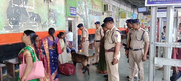 सर्व रेल्वे गाड्यांमध्ये रेल्वे सुरक्षा दलाने सुरक्षा रक्षकांची वाढ केलीये. तसेच संवेदनक्षम असणाऱ्या मिरज जंक्शनची श्वानपथकाकडून तपासणी करण्यात येत आहे.