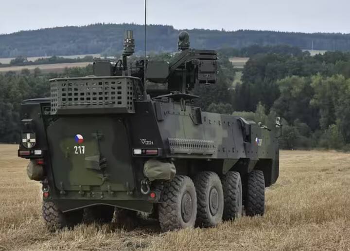 ਪਾਕਿਸਤਾਨ ਵਿੱਚ ਫੌਜ ਦਾ ਵੀ ਬਹੁਤ ਪ੍ਰਭਾਵ ਹੈ, ਇਸ ਲਈ ਇਹ ਮੰਨਿਆ ਜਾਂਦਾ ਹੈ ਕਿ ਪ੍ਰਮਾਣੂ ਹਮਲੇ ਵਰਗੀ ਸਥਿਤੀ ਵਿੱਚ, ਰਾਸ਼ਟਰਪਤੀ, ਪ੍ਰਧਾਨ ਮੰਤਰੀ ਅਤੇ ਫੌਜ ਮੁਖੀ ਅੰਤਿਮ ਫੈਸਲਾ ਲੈਂਦੇ ਹਨ। ਹਾਲਾਂਕਿ, ਇਹ ਮਹੱਤਵਪੂਰਨ ਹੈ ਕਿ ਹਰ ਕੋਈ ਇਸ 'ਤੇ ਸਹਿਮਤ ਹੋਵੇ।