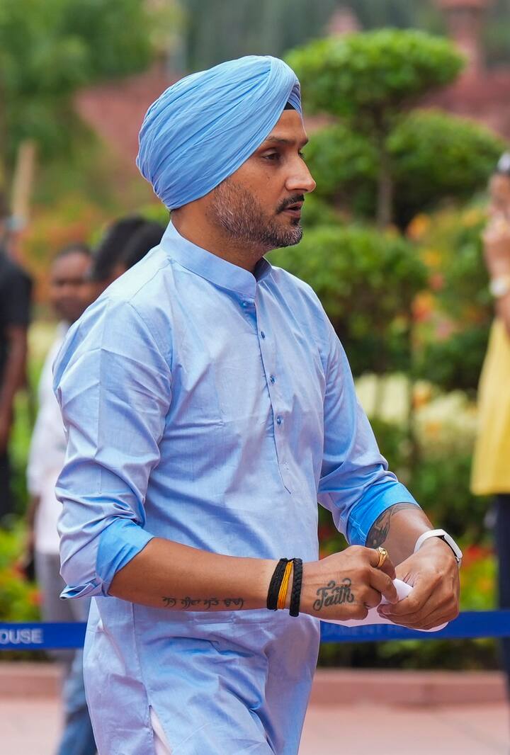 आम आदमी पार्टी के सांसद हरभजन उज्जैन के महाकालेश्वर मंदिर में दर्शन के लिए पहुंचे थे. इस दौरान उनसे पहलगाम आतंकी हमले को लेकर सवाल पूछा गया. हरभजन ने इसका जवाब देते हुए कहा कि ‘ पहलगाम में जो घटना हुई वो बहुत ही दु:खद घटना है.