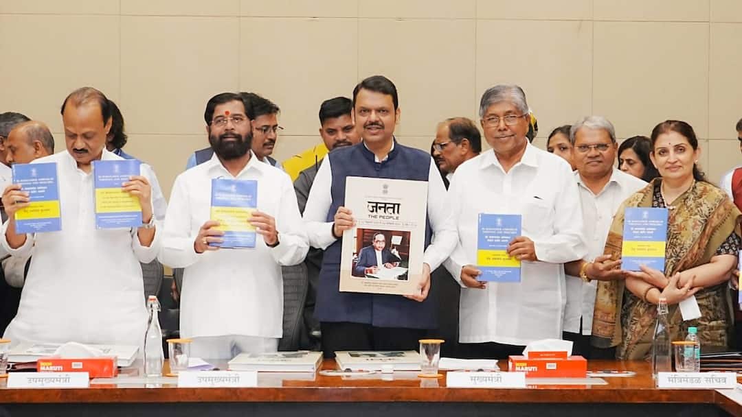 Maharashtra CM Devendra Fadnavis published three volumes Babasaheb AmbedkarJanata newspaper ann बाबासाहेब के 'जनता' समाचार पत्र के 3 खंडों का प्रकाशन, सीएम फडणवीस ने किया विमोचन
