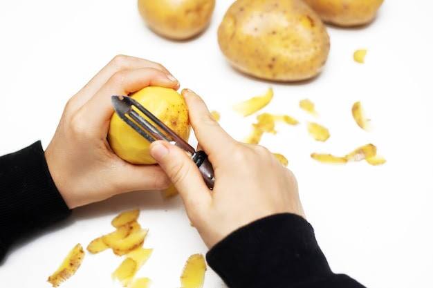 बच्चों और बड़ों को आलू के छिलके का सेवन जरूर करना चाहिए, क्योंकि इसमें भरपूर मात्रा में आयरन होता है, जिससे बॉडी की ग्रोथ तेजी से होती है. वहीं, बुजुर्गों की हड्डियों के लिए भी आलू के छिलके बहुत फायदेमंद होते हैं. इसमें पोटेशियम पाया जाता है, जो ब्लड प्रेशर को भी कंट्रोल करने में मदद करता है.