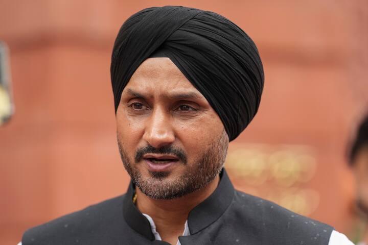 जम्मू कश्मीर के पहलगाम में हुए आतंकी हमले के बाद से पूरे देश में गुस्सा है. देश में आम नागरिक से लेकर सेलिब्रिटी तक इस हमले की निंदा कर रहे हैं. वहीं अब पूर्व भारतीय क्रिकेटर हरभजन सिंह ने इस पर अपना बयान दिया है. उन्होंने इस घटना को बहुत दु:खद बताया.