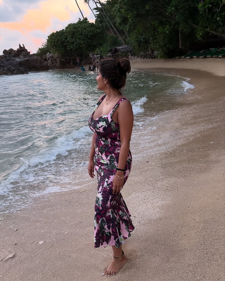 ప్రకృతి అందాల మధ్య ఉన్న సరైన్ బీచ్‌లో సేదతీరుతున్న ఫోటోలను తన ఇన్ స్టాగ్రామ్ లో షేర్ చేసింది.