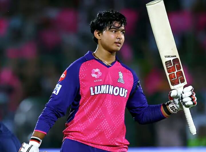 IPL ਤੋਂ ਪਹਿਲਾਂ, ਵੈਭਵ ਸਾਲ 2024 ਵਿੱਚ ਏਸੀਸੀ ਅੰਡਰ 19 ਕ੍ਰਿਕਟ ਏਸ਼ੀਆ ਕੱਪ ਵਿੱਚ ਭਾਰਤੀ ਟੀਮ ਲਈ ਖੇਡ ਰਿਹਾ ਸੀ। ਇਸ ਸਮੇਂ ਦੌਰਾਨ, ਉਸਨੇ 44 ਦੀ ਪ੍ਰਭਾਵਸ਼ਾਲੀ ਔਸਤ ਨਾਲ 176 ਦੌੜਾਂ ਬਣਾਈਆਂ। ਸਾਬਕਾ ਪਾਕਿਸਤਾਨੀ ਖਿਡਾਰੀ ਜੁਨੈਦ ਵੈਭਵ ਦੇ ਜ਼ਬਰਦਸਤ ਪ੍ਰਦਰਸ਼ਨ ਨੂੰ ਹਜ਼ਮ ਨਹੀਂ ਕਰ ਸਕਿਆ ਅਤੇ ਉਸਨੇ ਸਵਾਲ ਉਠਾਇਆ ਕਿ ਕੀ 13 ਸਾਲ ਦੇ ਮੁੰਡੇ ਵਿੱਚ ਇੰਨੀ ਤਾਕਤ ਹੋ ਸਕਦੀ ਹੈ?