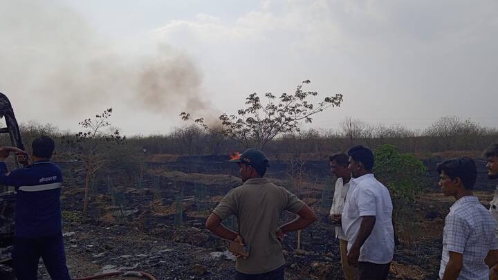 ही घटना सोलापूरच्या बोरामणी गावाजवळ घडली असून, काही क्षणातच संपूर्ण बस जळून खाक झाली.