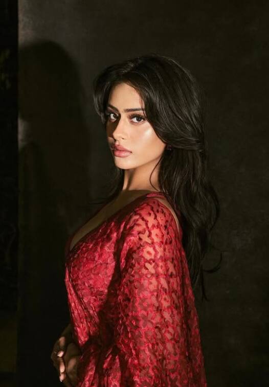 फोटोज के कैप्शन में मनीष ने लिखा- निसा सिनेमा आपका इंतजार कर रहा है. निसा इवारा कलेक्शन में बेहद स्टनिंग लग रही हैं. मनीष की इस पोस्ट पर ऑरी ने कमेंट किया- आपके डेब्यू का इंतजार नहीं कर सकता हूं. वहीं काजोल ने रेड हार्ट इमोजी बनाए है.