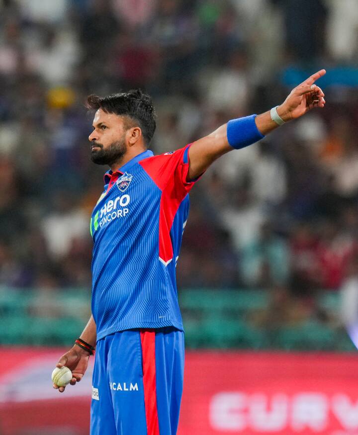 मुकेश कुमार जो इस समय आईपीएल 2025 में दिल्ली कैपिटल्स के मुख्य गेंदबाज हैं. वो भी बिहार के रहने वाले हैं. लेकिन वो अब बंगाल के लिए डोमेस्टिक क्रिकेट खेलते हैं. वो भारत के लिए भी खेल चुके हैं.