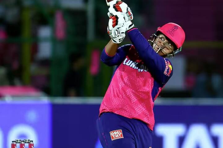 ਵੈਭਵ ਦੇ ਪਿਤਾ ਨੇ ਆਪਣੀ ਨੌਕਰੀ ਛੱਡ ਦਿੱਤੀ ਤਾਂ ਜੋ ਉਹ ਪੂਰੀ ਤਰ੍ਹਾਂ ਵੈਭਵ ਦੇ ਕ੍ਰਿਕਟ 'ਤੇ ਧਿਆਨ ਕੇਂਦਰਿਤ ਕਰ ਸਕੇ। ਉਸਦਾ ਵੱਡਾ ਪੁੱਤਰ ਆਪਣੇ ਪਿਤਾ ਦੇ ਸਾਰੇ ਕੰਮ ਦੇਖਣ ਲੱਗ ਪਿਆ। ਵੈਭਵ ਦਾ ਘਰ ਬਹੁਤ ਮੁਸ਼ਕਲ ਨਾਲ ਚੱਲ ਰਿਹਾ ਸੀ। ਪਰ ਉਸਦੇ ਪਿਤਾ ਨੂੰ ਭਰੋਸਾ ਸੀ ਕਿ ਵੈਭਵ ਇਹ ਕਰ ਲਵੇਗਾ। ਵੈਭਵ ਨੇ ਆਪਣੇ ਪਰਿਵਾਰਕ ਮੈਂਬਰਾਂ ਨੂੰ ਨਿਰਾਸ਼ ਨਹੀਂ ਕੀਤਾ। ਵੈਭਵ ਨੂੰ ਆਈਪੀਐਲ 2025 ਵਿੱਚ ਰਾਜਸਥਾਨ ਨੇ 1.10 ਕਰੋੜ ਰੁਪਏ ਵਿੱਚ ਖਰੀਦਿਆ ਸੀ। ਇਸ ਤੋਂ ਪਹਿਲਾਂ ਵੀ ਵੈਭਵ ਨੇ ਕਈ ਵਧੀਆ ਕੰਮ ਕੀਤੇ ਹਨ। ਉਸਨੇ ਬਿਹਾਰ ਦੇ ਅੰਡਰ-19 ਰਣਧੀਰ ਵਰਮਾ ਟੂਰਨਾਮੈਂਟ ਵਿੱਚ ਅਜੇਤੂ 332 ਦੌੜਾਂ ਬਣਾਈਆਂ। ਆਸਟ੍ਰੇਲੀਆ ਅੰਡਰ-19 ਵਿਰੁੱਧ ਭਾਰਤ ਲਈ ਖੇਡਦੇ ਹੋਏ, ਉਸਨੇ 58 ਗੇਂਦਾਂ ਵਿੱਚ ਸੈਂਕੜਾ ਲਗਾਇਆ।