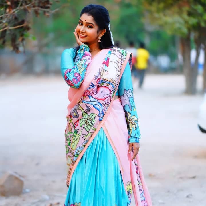 ఇంత అల్లరిగా కనిపించే దీపిక తన లైఫ్ లో ఉన్న బాధ గురించి చెప్పుకొచ్చింది. ఆహాలో ప్రసారమవుతున్న ఓ షోలో పాల్గొన్న దీపిక మనం ఏం చేసినా ప్రోత్సహించేవాళ్లు అవసరం కానీ నాకు అలాంటివాళ్లు ఎవరూ లేరని బాధపడింది