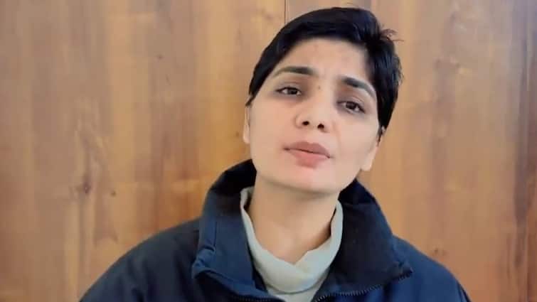 Lucknow FIR against Neha Singh Rathore Pahalgam terror attack what written in FIR विवादित पोस्ट शेयर करने पर कई धाराओं में नेहा सिंह राठौर पर दर्ज हुई FIR, जानें रिपोर्ट में क्या लिखा है